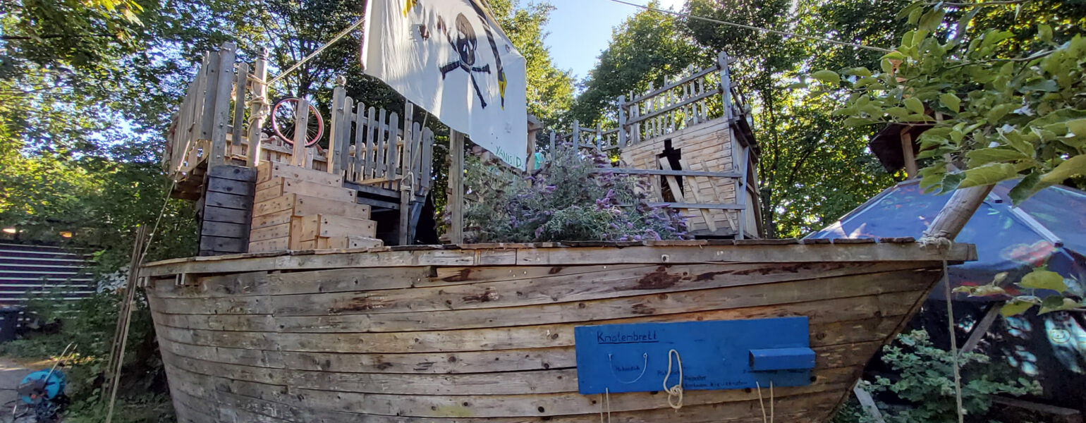 Hölzernes Schiff auf dem Abenteuerspielplatz