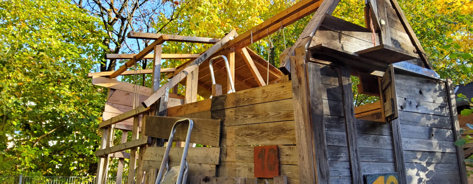 Hütte auf dem Abenteuerspielplatz